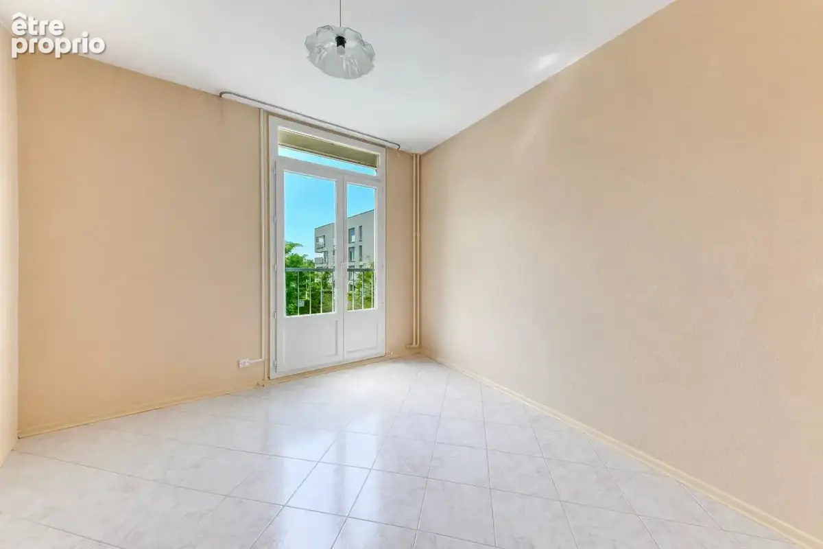 T4 traversant quartier PASTEUR, 75,83 m² / Loggia fermée / Balcon / Parking collectif - photo 11