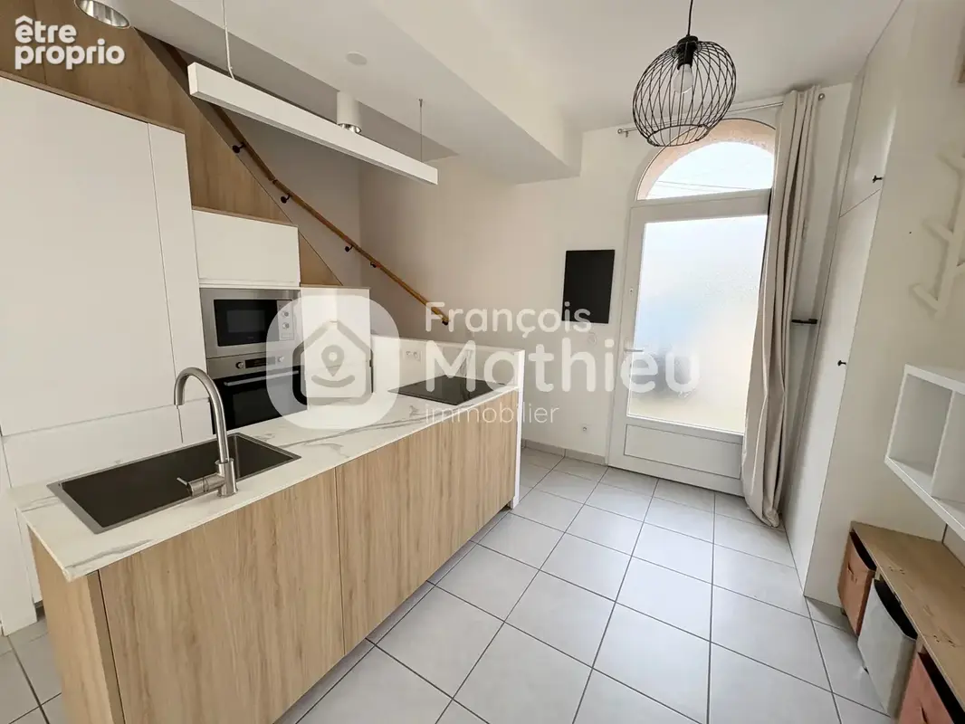 Civrieux : Maison de village 2ch + bureau - terrasse - deux stationnements - photo 3