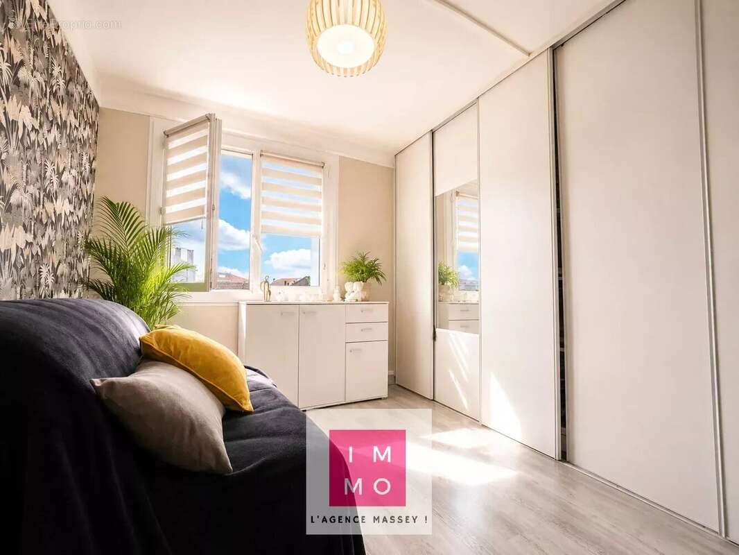 T3 lumineux de 56 m² – Balcon, grand garage, cave et parking – Secteur Jardin Massey - photo 18