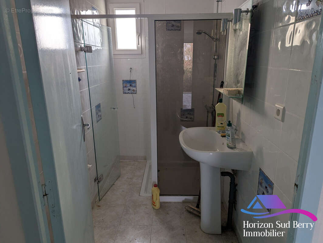 Salle d'eau - Maison à CROZON-SUR-VAUVRE