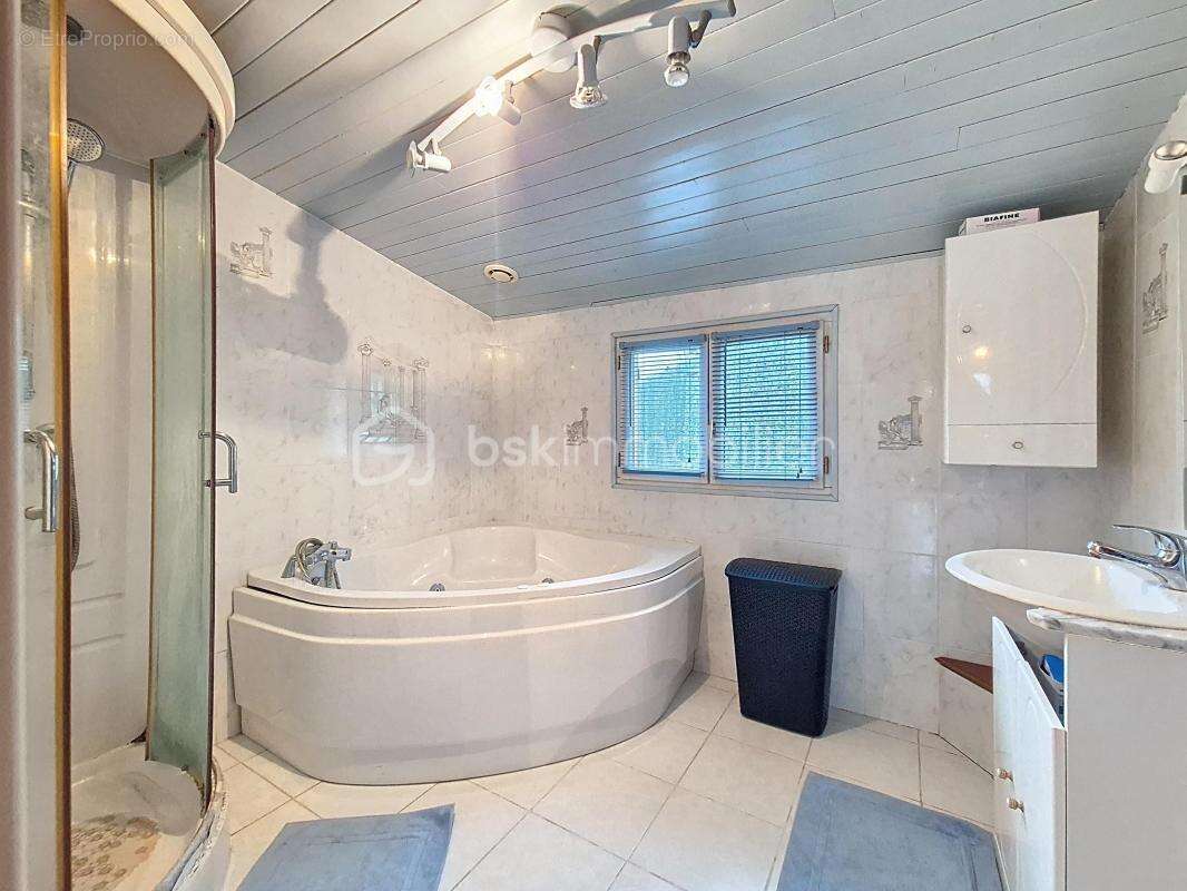Maison à LES CHAPELLES-BOURBON