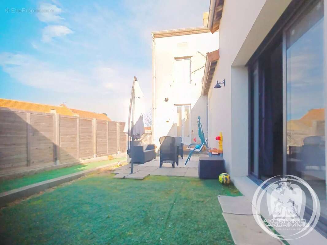 Maison à CREUZIER-LE-VIEUX