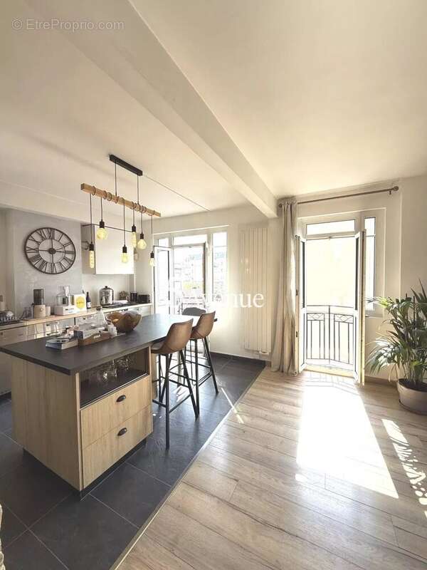 Appartement à CHARENTON-LE-PONT