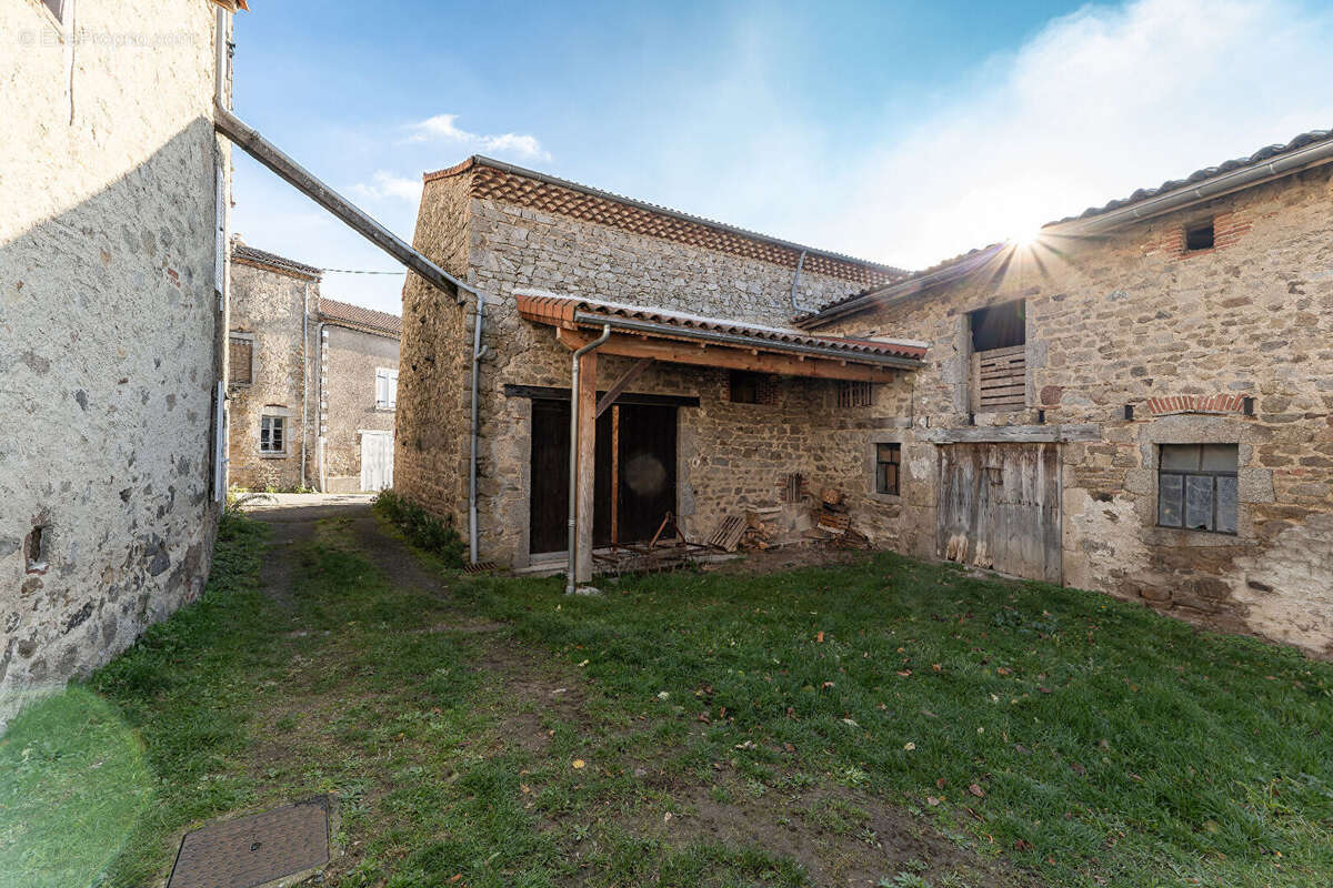 Maison à CHAMPAGNAT-LE-JEUNE