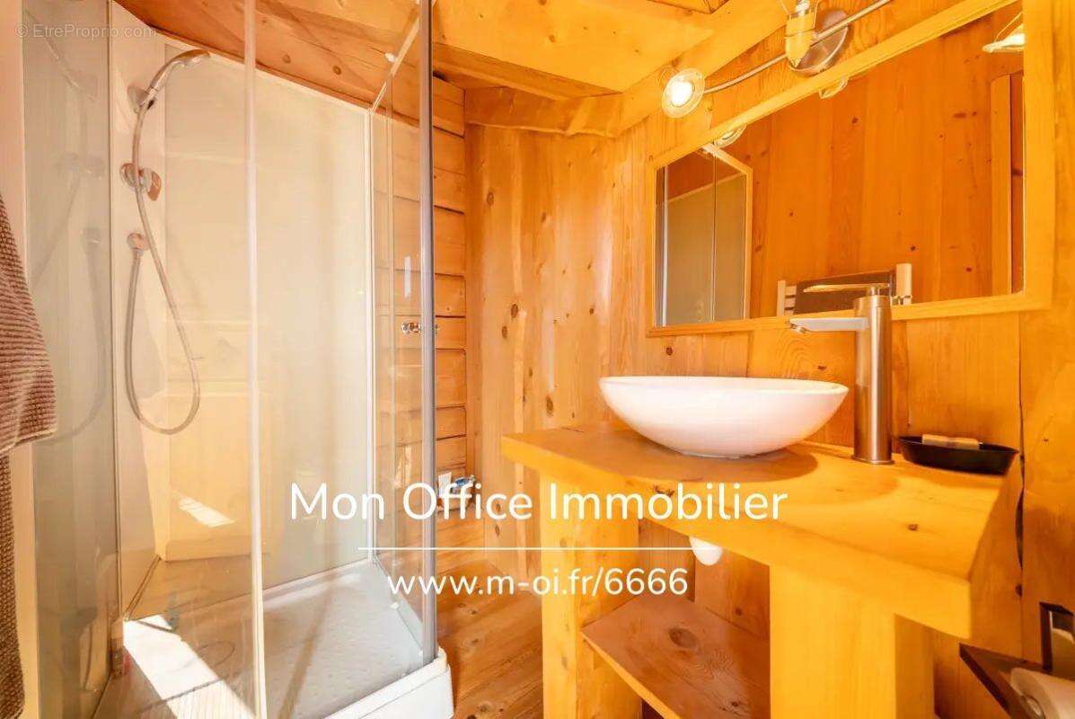Référence : 6666-CLG. - Chalet de type 7 en madrier de 240m² sur une parcelle de 1500m² à La Joue du Loup - photo 8