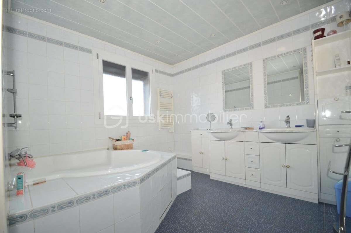 Maison à SAINT-LAURENT-DE-LA-SALANQUE