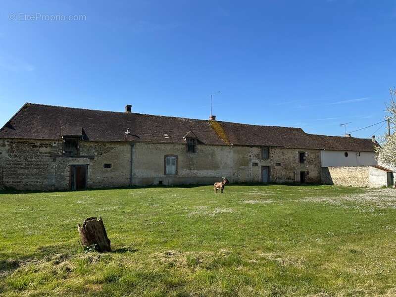 GRISELLE - Corps de ferme entier 9 bâtiments - Terrain de 4 212 m2 - photo 9