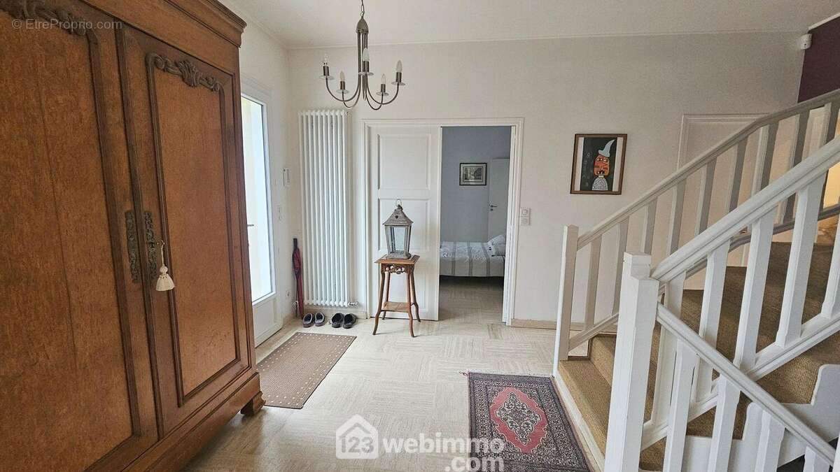 Une entrée de 14 m²... - Maison à SAINT-SAUVEUR-SUR-ECOLE