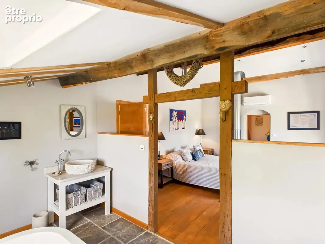 Superbe Ferme Restaurée avec Logements Flexibles, Piscine et Dépendances - photo 9