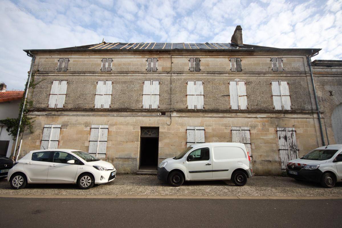Maison à ROULLET-SAINT-ESTEPHE