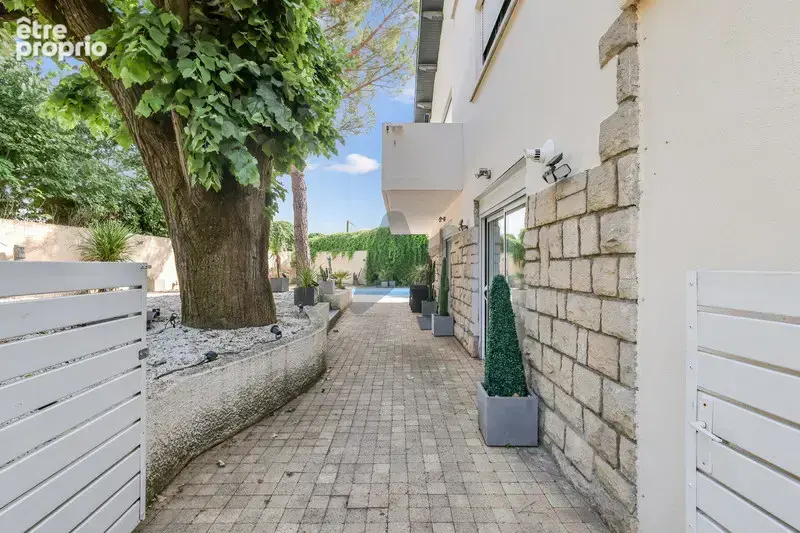 Champagne au Mont d’Or : maison familiale de 208 m2, 5 chambres, piscine, jardin paysager et terrasses. - photo 11
