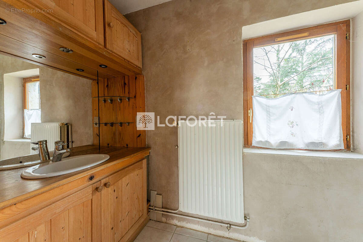 Maison à LA TOUR-DE-SALVAGNY