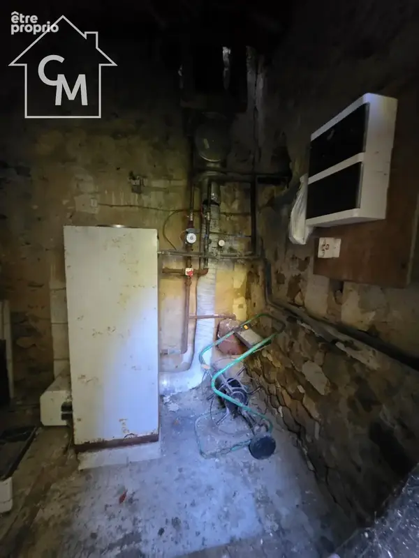 Maison à rénover entièrement avec dépendances et terrain - photo 28