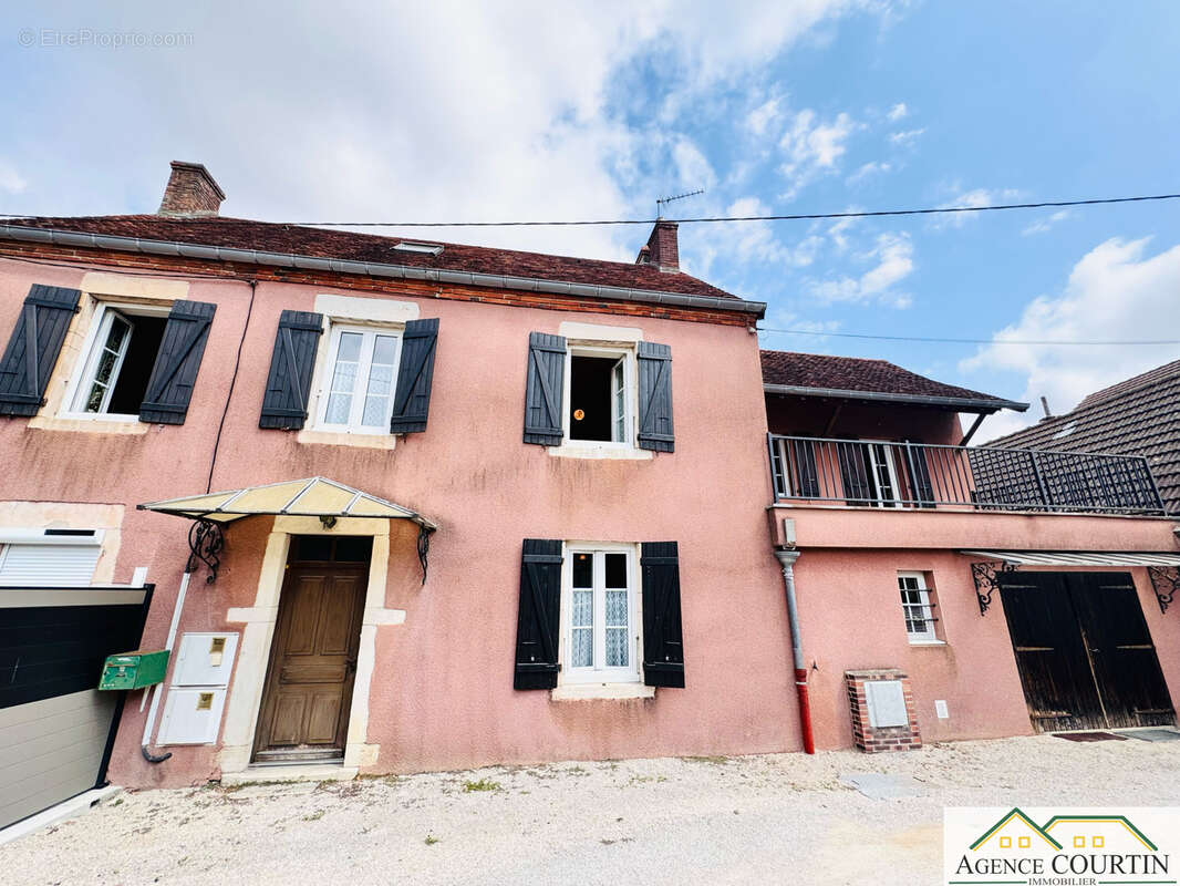 Ensemble immobilier   3 logements existants   Centre-ville de Louhans terrain d'environ 2000 m2 - photo 30