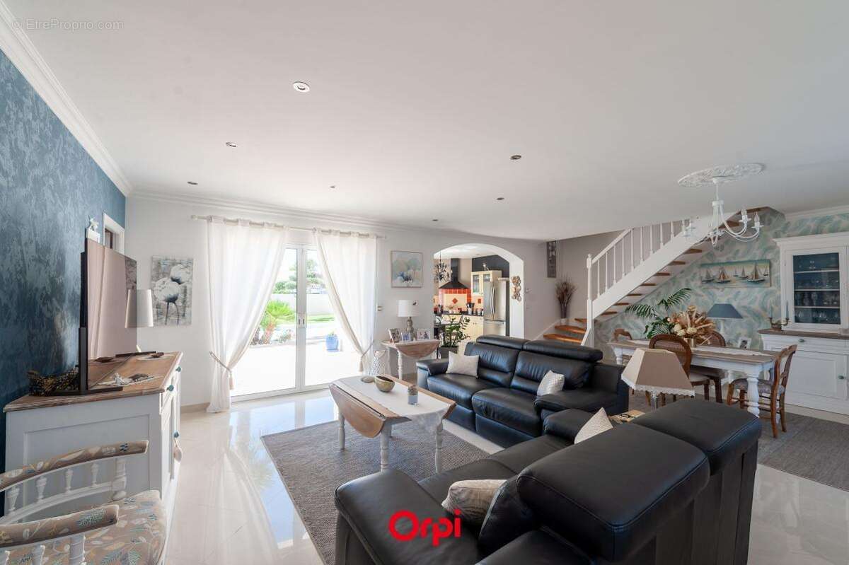 Elégante villa familiale avec piscine chauffée et garage triple - photo 8