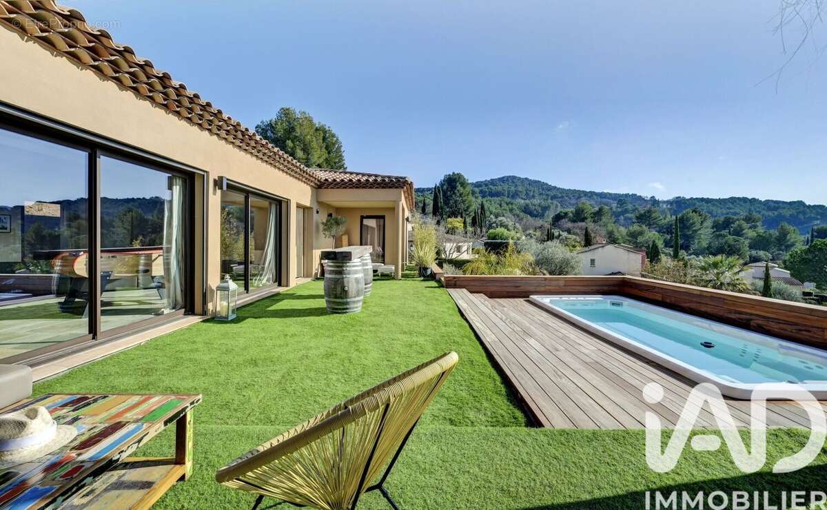 Photo 2 - Maison à LE CASTELLET