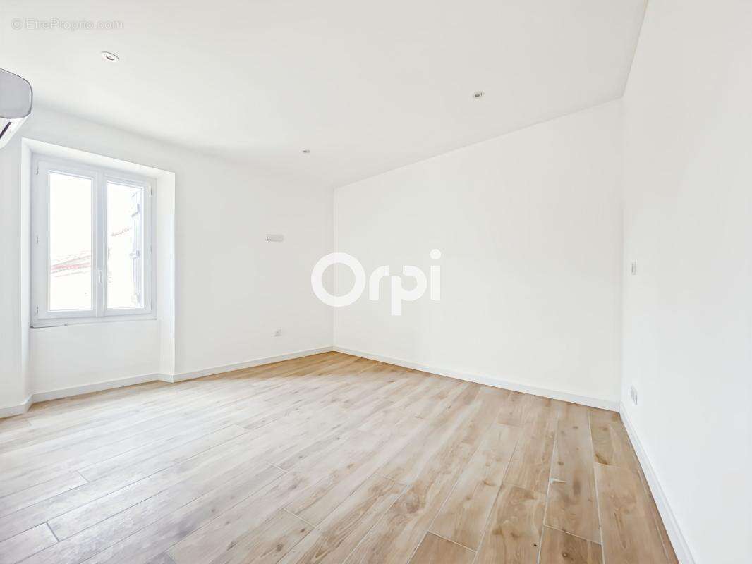 Appartement à CEYRESTE