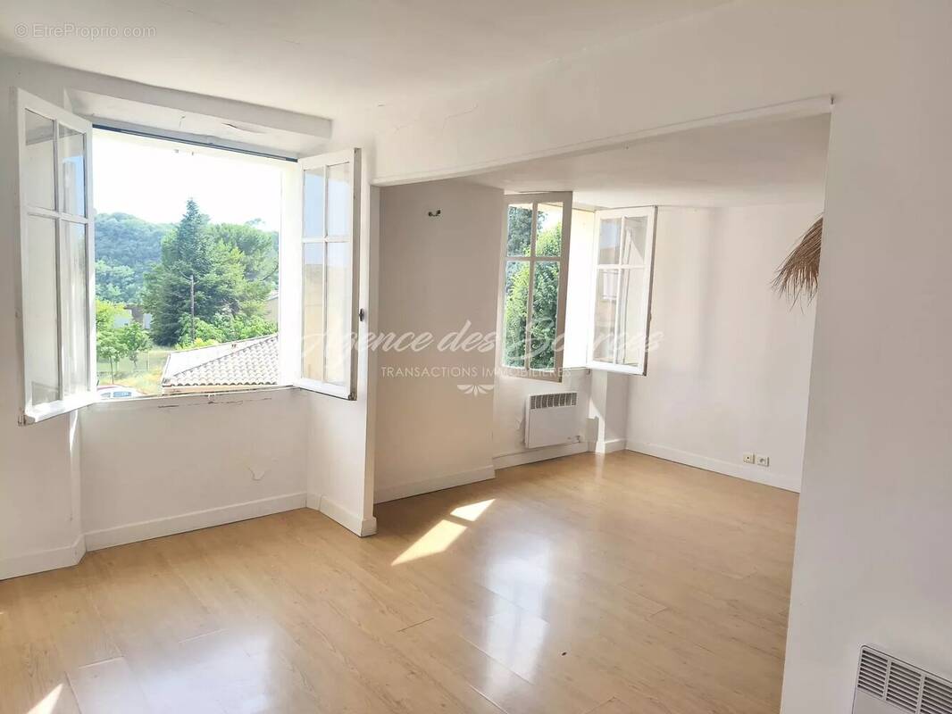 Appartement à VARAGES