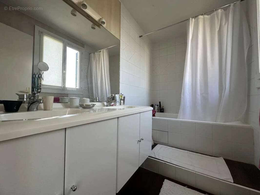 Maison à LE MESNIL-SAINT-DENIS