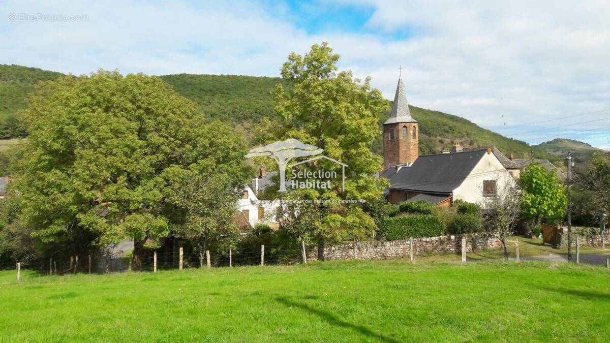 Terrain à SAINT-CHRISTOPHE-VALLON