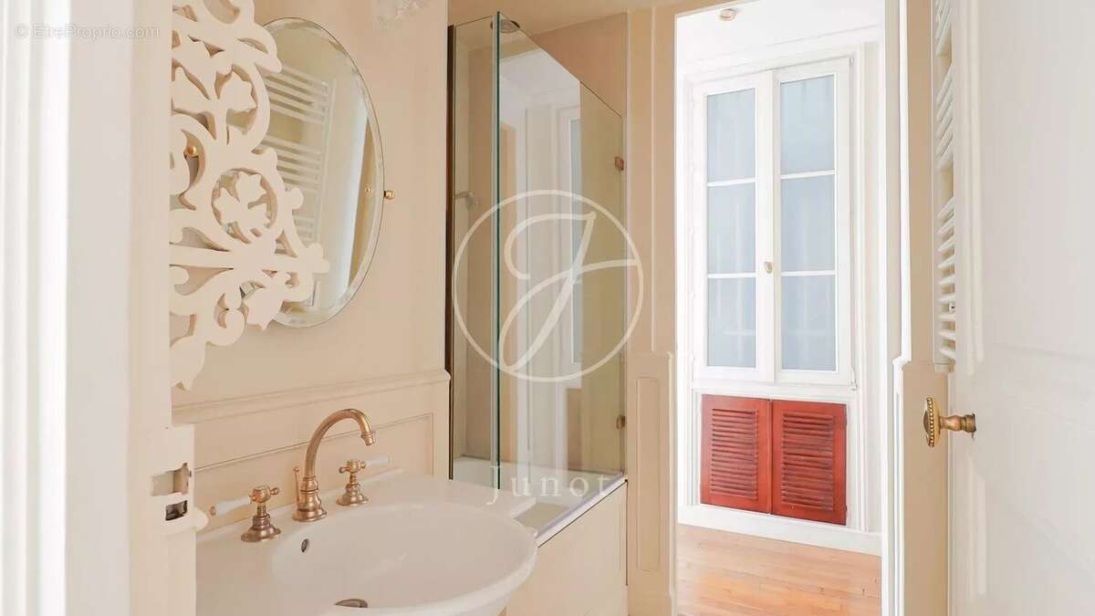 Appartement à PARIS-8E