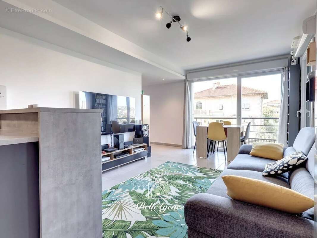 Appartement à SAINT-LAURENT-DU-VAR