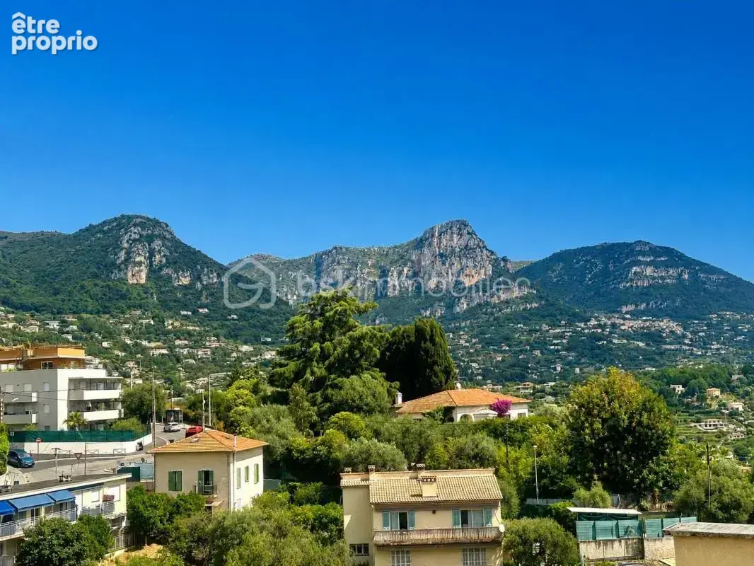 Vence - dernier étage - 4p recement renové  - terrasse 42m2  - vue panoramique verdure, mer et montagnes - garage, parking et ca - photo 3