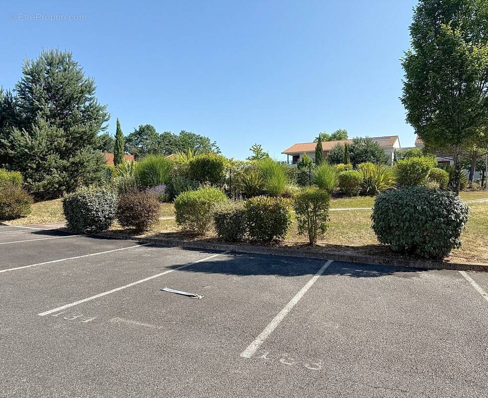 Parking à COUZEIX