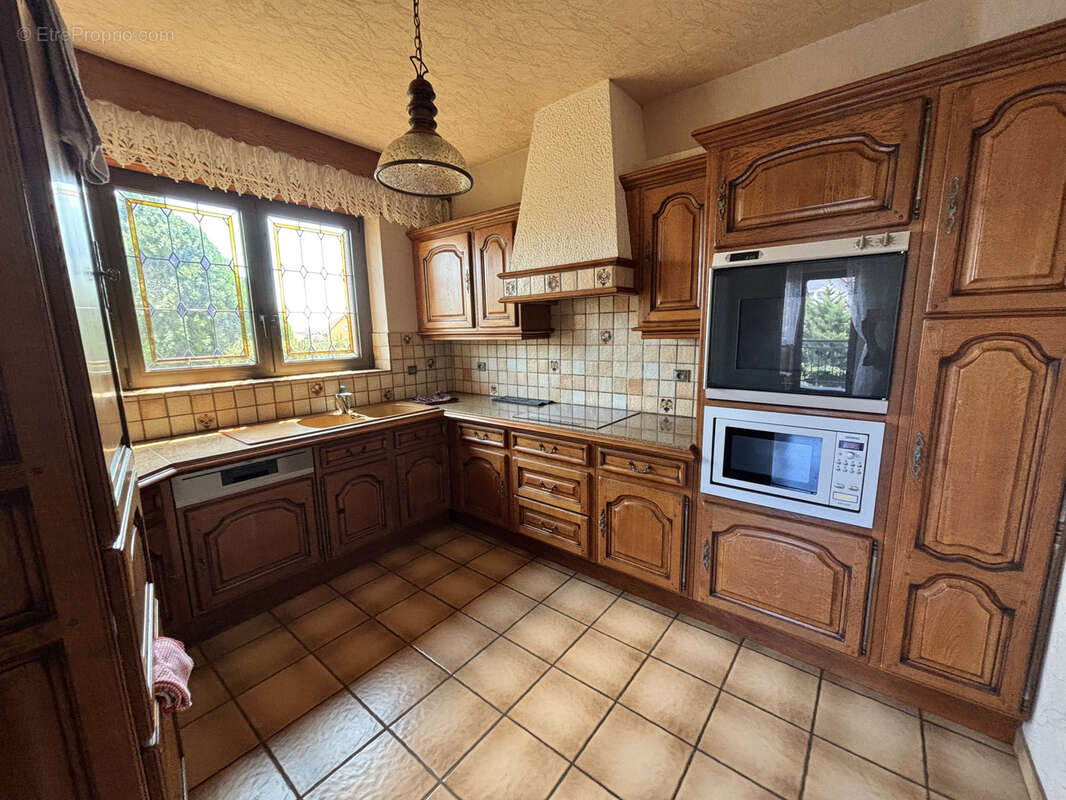 Élégante maison familiale de 220 m2 sur un magnifique terrain arboré de 15 ares - photo 10
