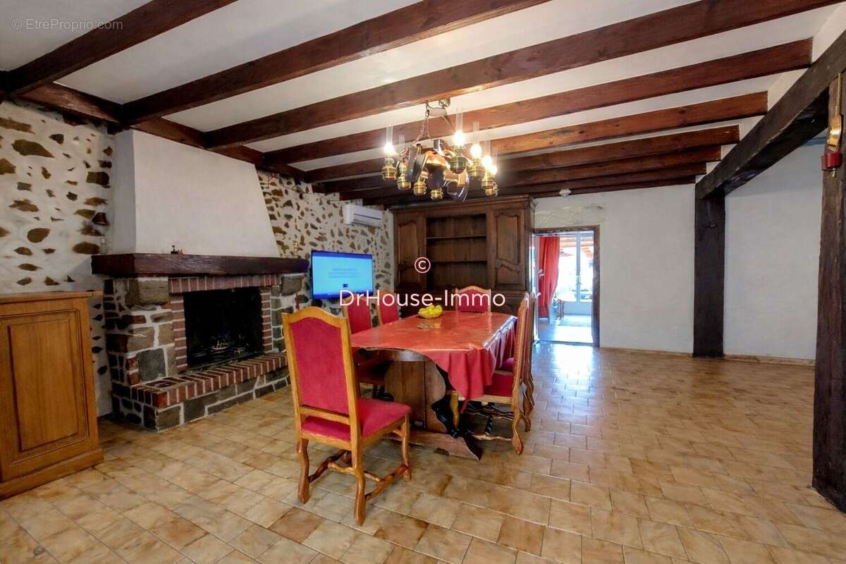 Maison 132 m² à Oradour-Fanais  - photo 4