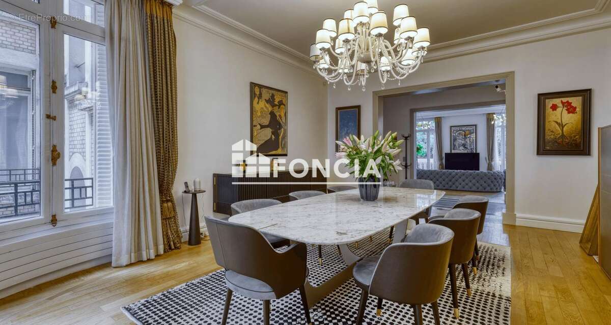 Appartement à PARIS-16E