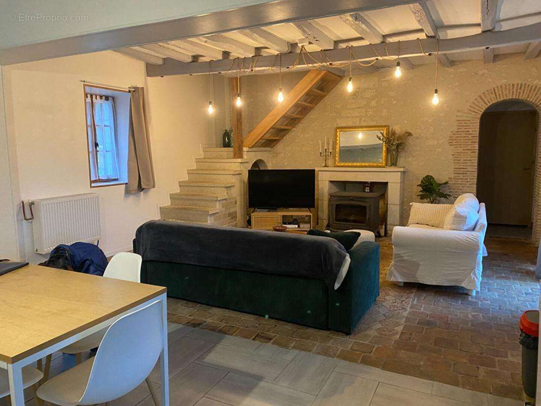 Maison à AZAY-LE-FERRON