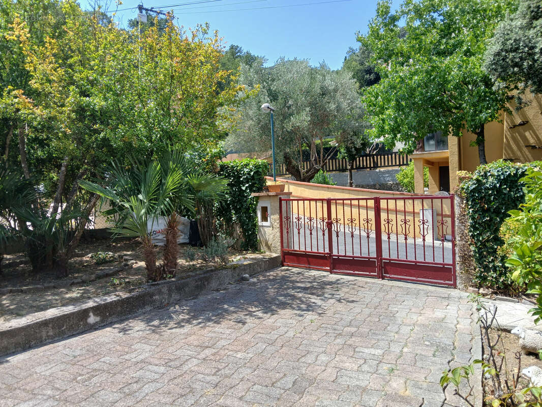 Villa sur 3 faces , 3 niveaux, 5 chambres , 2 bains, jardin , garage et parking. - photo 17