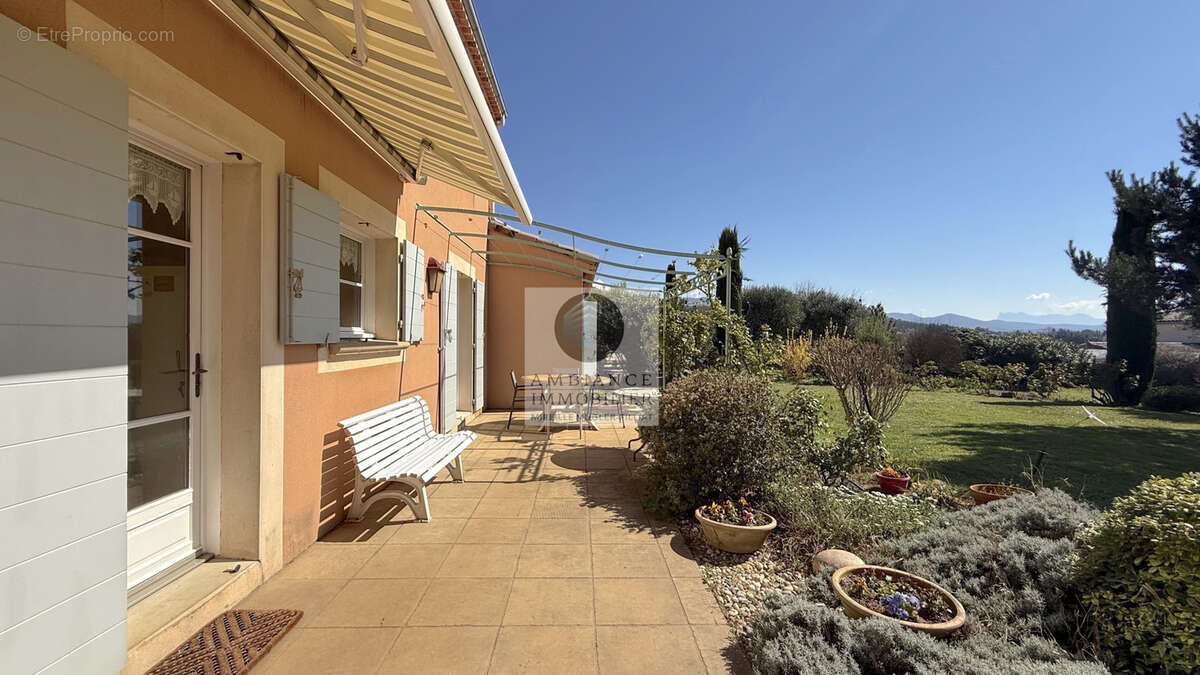 Maison à MONTELEGER