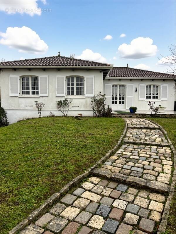 Maison à MAGNAC-SUR-TOUVRE