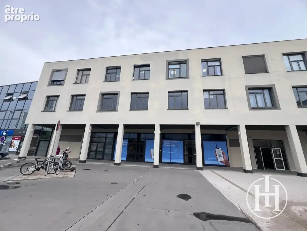 Montluçon - Plateau professionnel de 318m2 - ascenseur et parking - photo 8