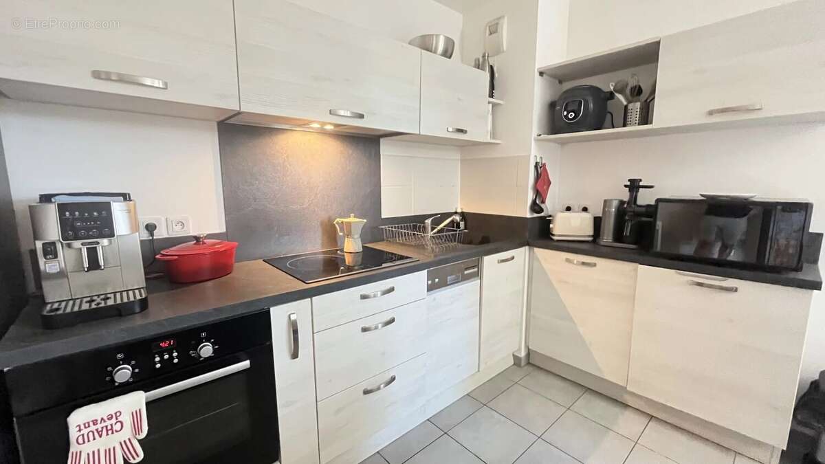 Appartement T2 de 46 m² avec terrasse. garage et ascenseur à Martigues Ferrières - photo 6