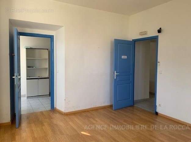 Commerce 63 m² à Sartene  - photo 2
