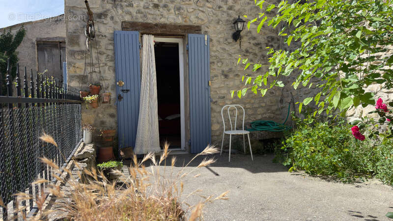 SOUS COMPROMIS - Maison de village avec jardinet et parking - Saint Trinit - photo 10