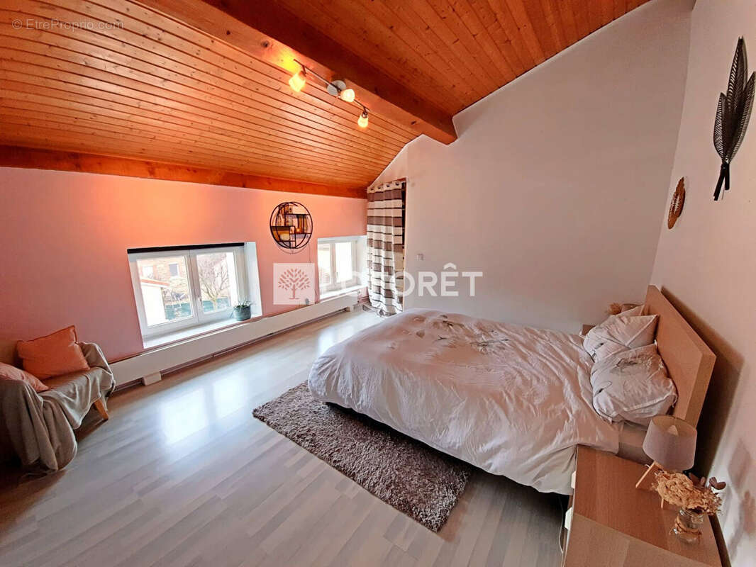 Appartement à SAINT-JEAN-BONNEFONDS