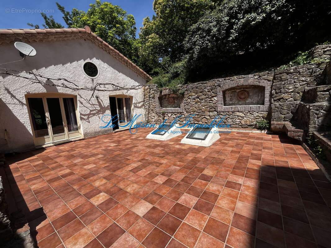 Sur hauteur du col des Brousses, maison en pierres de caractère avec studio indépendant,  garage sur 707m2 de - photo 7