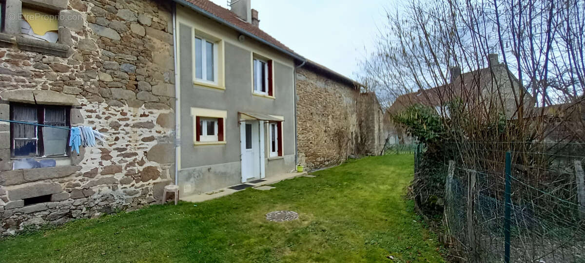 Maison à AZAT-CHATENET