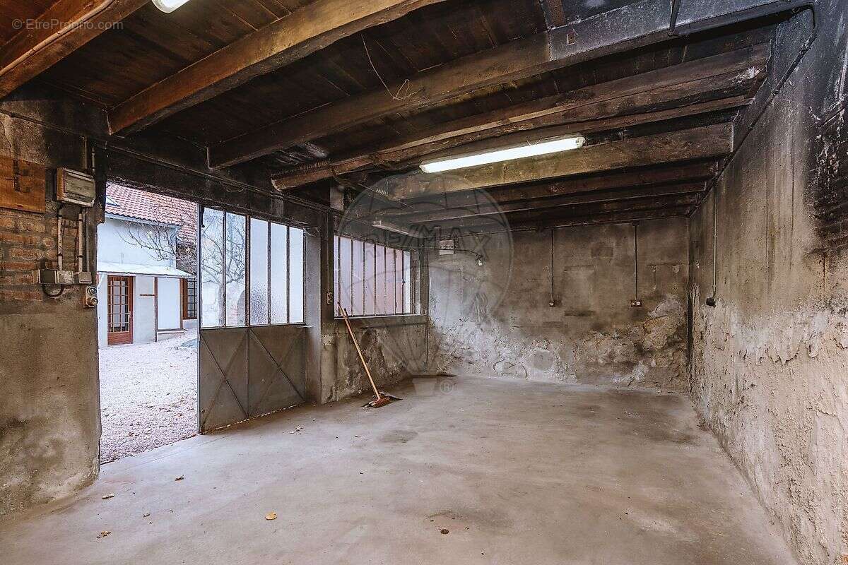 Maison à CREUZIER-LE-VIEUX