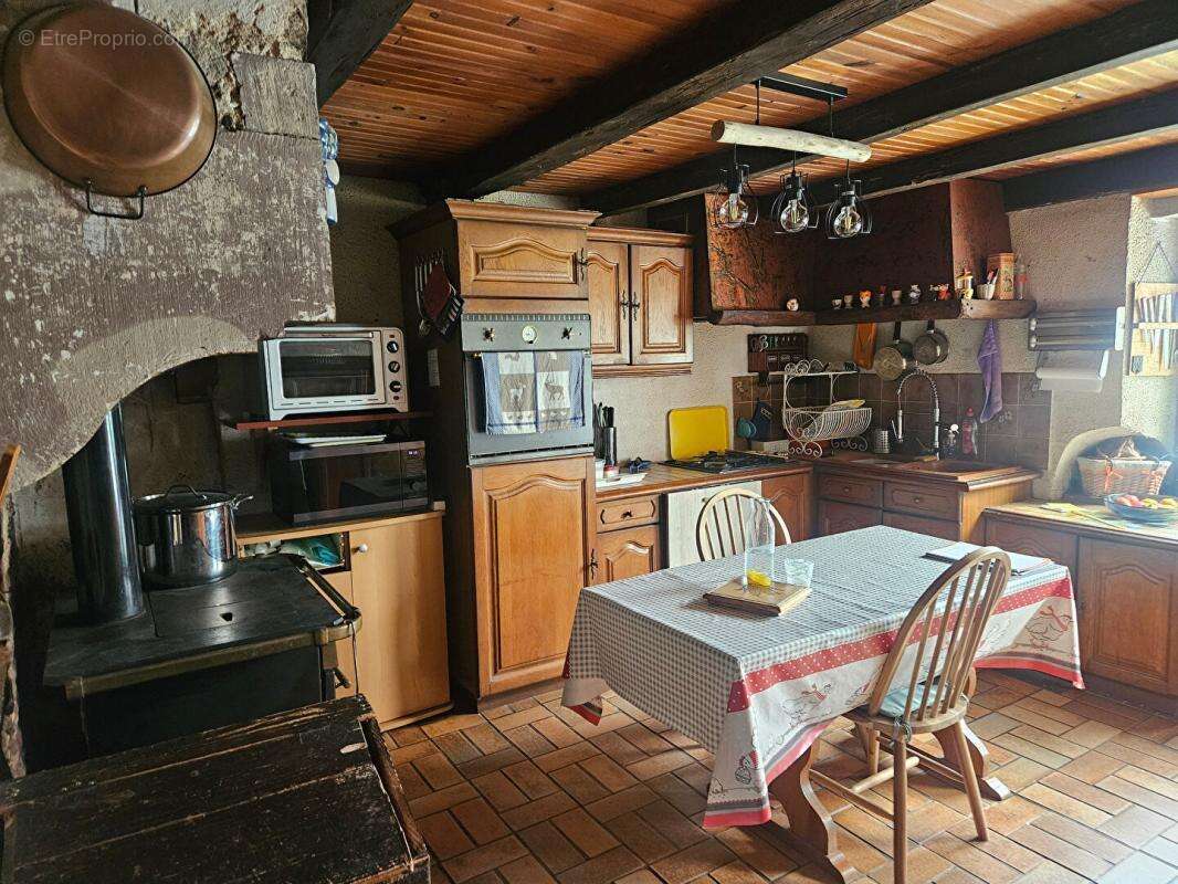 Maison de caractère en pierres, dépendances et terrain de 1,36 ha avec source - photo 2