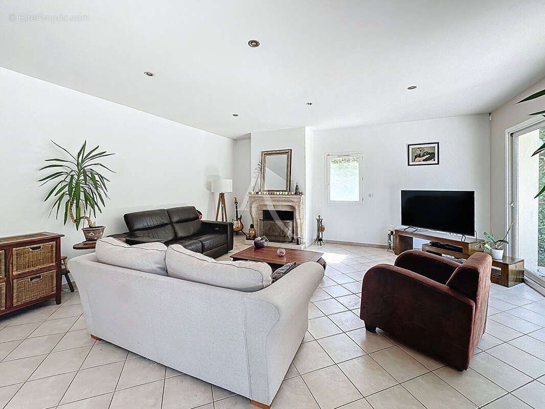 Maison coup de coeur à Mareuil-lès-Meaux - 6 chambres - 240 m2 - jardin de 836 m2 - garage double et nombreux stationnements - photo 3
