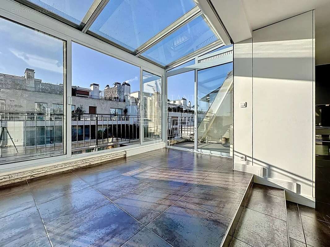 Appartement à PARIS-16E