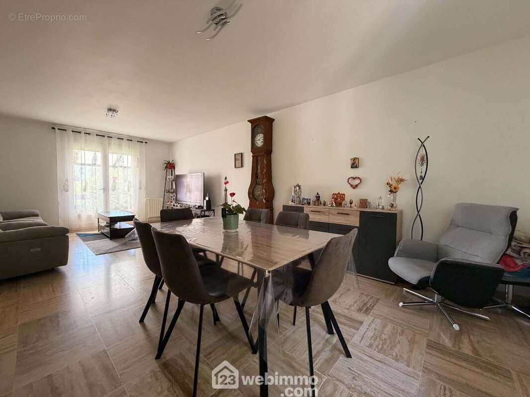 D'un côté, le séjour de 31 m2, - Maison à CHATELLERAULT