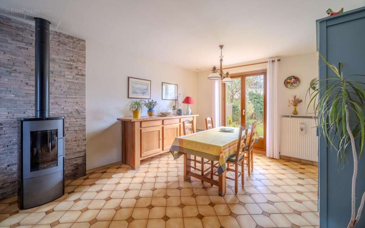 Maison à VELAINE-EN-HAYE