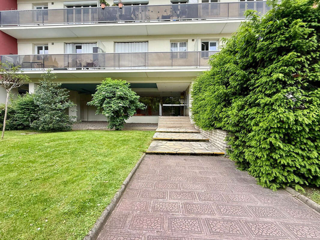 Appartement à LES PAVILLONS-SOUS-BOIS