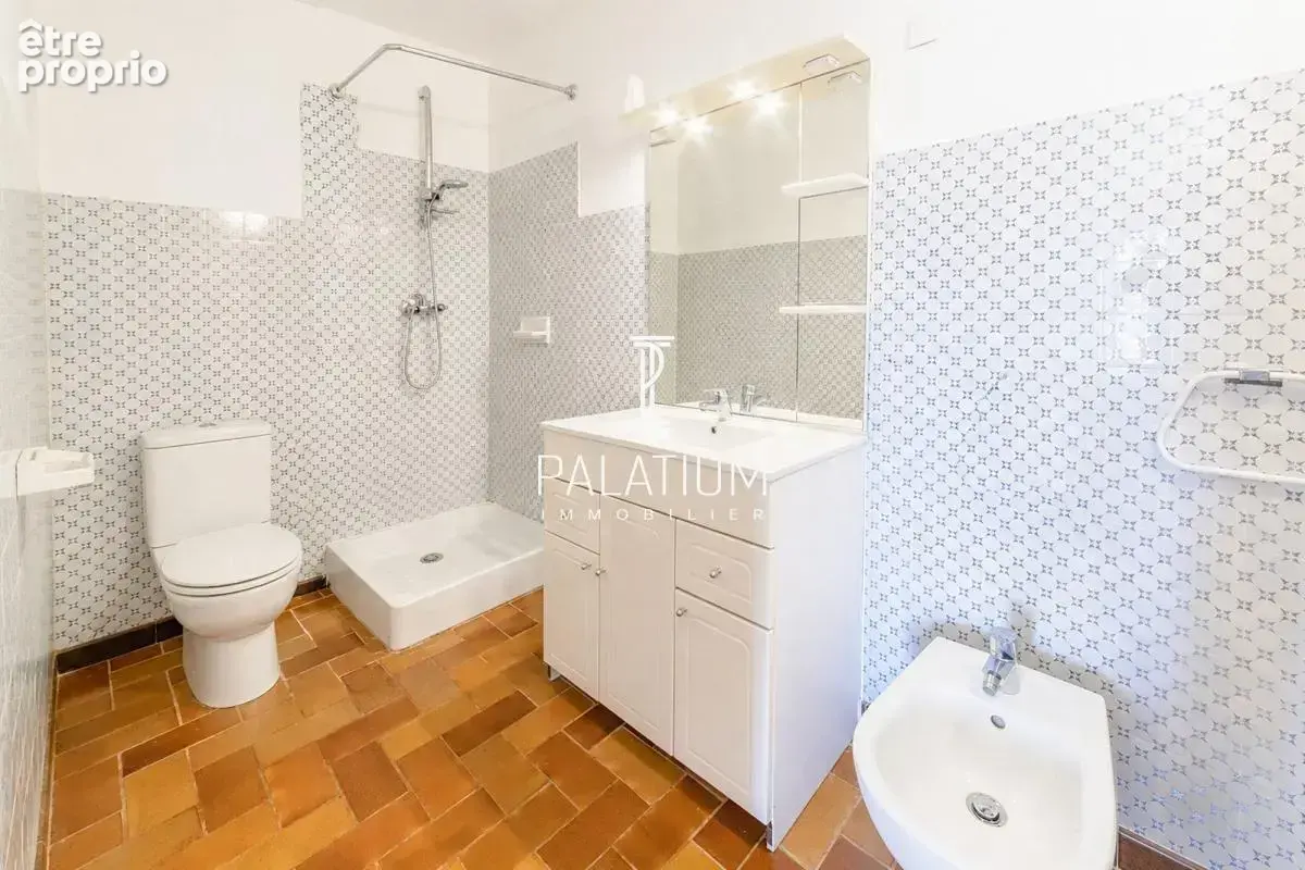 Maison de plain-pied avec jardin arboré et 3 appartements - photo 25